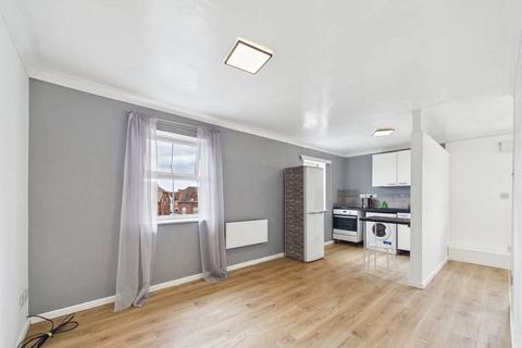 Studio to rent, Undercliff Road West, Felixstowe, Suffolk, IP11