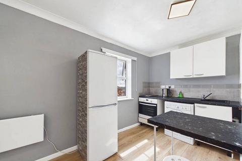 Studio to rent, Undercliff Road West, Felixstowe, Suffolk, IP11