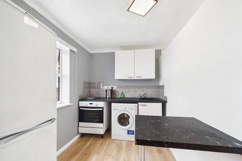 Studio to rent, Undercliff Road West, Felixstowe, Suffolk, IP11