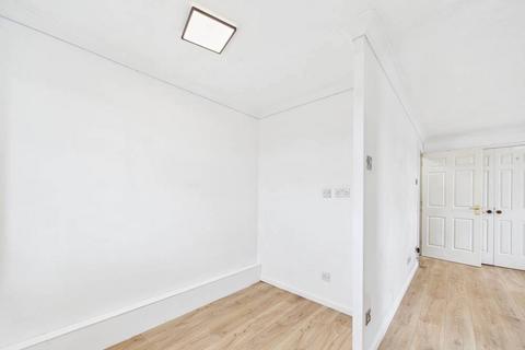 Studio to rent, Undercliff Road West, Felixstowe, Suffolk, IP11