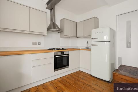 1 bedroom flat for sale, Dynham Road, West Hampstead, London NW6
