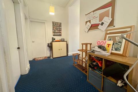 4 bedroom flat to rent, Polwarth Gardens, Polwarth, Edinburgh, EH11