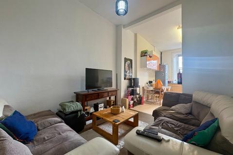 4 bedroom flat to rent, Polwarth Gardens, Polwarth, Edinburgh, EH11