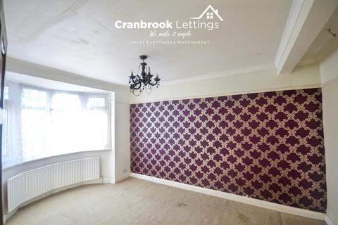 3 bedroom semi-detached house to rent, Dunspring Lane, IG5