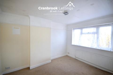 3 bedroom semi-detached house to rent, Dunspring Lane, IG5
