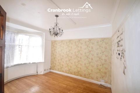 3 bedroom semi-detached house to rent, Dunspring Lane, IG5