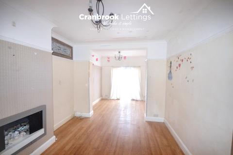 3 bedroom semi-detached house to rent, Dunspring Lane, IG5