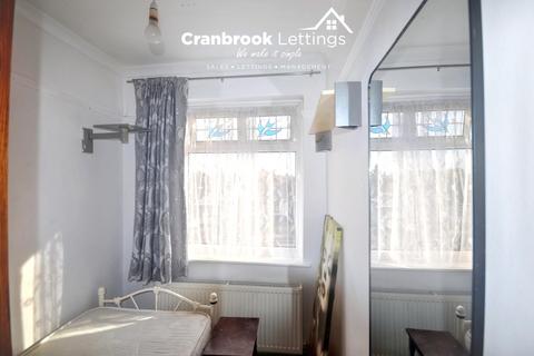 3 bedroom semi-detached house to rent, Dunspring Lane, IG5