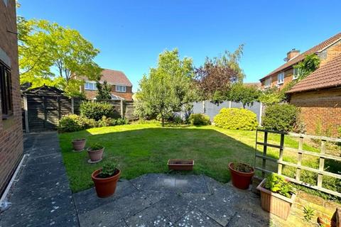 3 bedroom detached house to rent, Fleming Close, Biddenham, MK40
