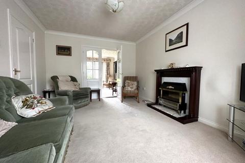 3 bedroom detached house to rent, Fleming Close, Biddenham, MK40