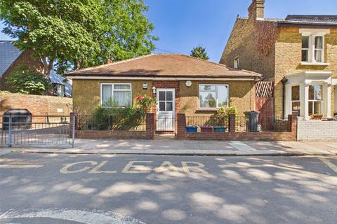 2 bedroom bungalow to rent, Linkfield Road, Middlesex