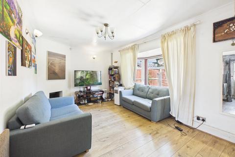 2 bedroom bungalow to rent, Linkfield Road, Middlesex