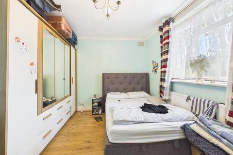 2 bedroom bungalow to rent, Linkfield Road, Middlesex