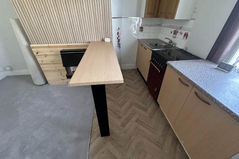 2 bedroom terraced house to rent, Moorbottom Road, Huddersfield, West Yorkshire, HD1