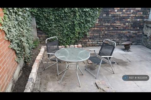 1 bedroom in a house share to rent, Queen Anne St, Stoke-On-Trent, ST4