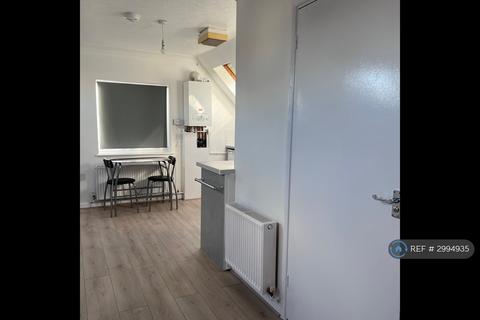 Studio to rent, Erelu Court, Romford, RM1