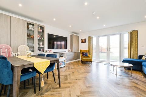 3 bedroom detached house for sale, Finlay Gardens, Hornchurch, RM12