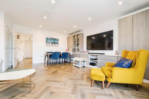 3 bedroom detached house for sale, Finlay Gardens, Hornchurch, RM12