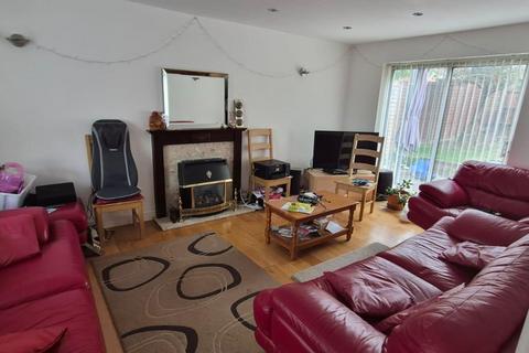 4 bedroom detached house to rent, Wells Close, Kempston, Bedford
