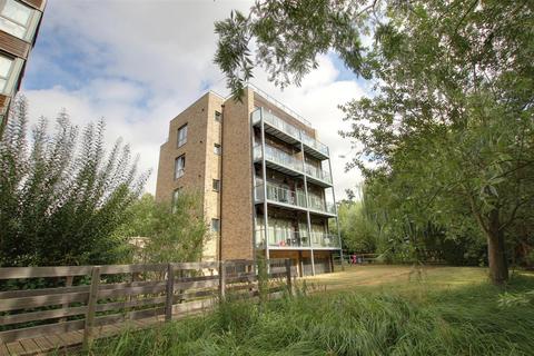 2 bedroom penthouse to rent, Pepys Court, Cambridge CB4