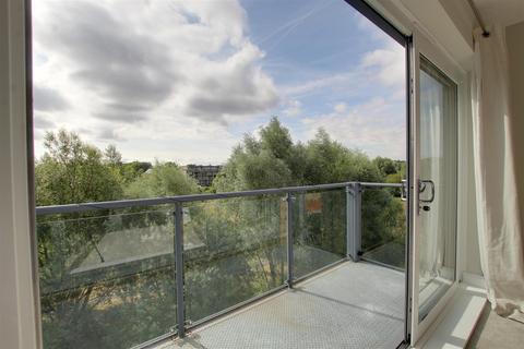 2 bedroom penthouse to rent, Pepys Court, Cambridge CB4