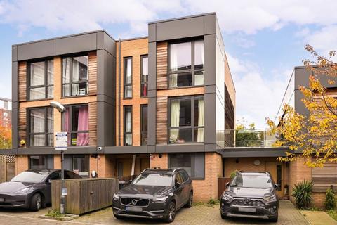 Baltic Avenue, Brentford TW8