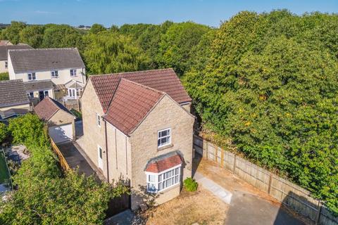 4 bedroom detached house to rent, Honeysuckle Close Calne SN11