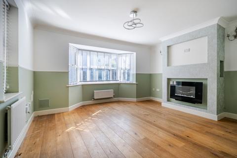 4 bedroom detached house to rent, Honeysuckle Close Calne SN11