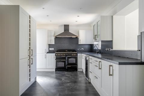 4 bedroom detached house to rent, Honeysuckle Close Calne SN11