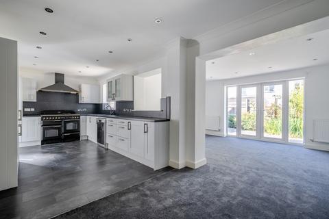 4 bedroom detached house to rent, Honeysuckle Close Calne SN11