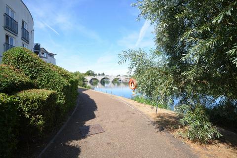 2 bedroom apartment to rent, Bridge Wharf, Chertsey, KT16 8JQ