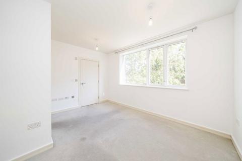 2 bedroom flat to rent, High Street, Feltham TW13