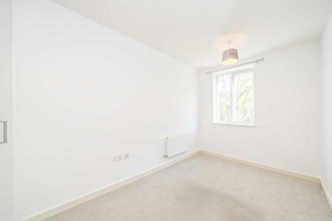 2 bedroom flat to rent, High Street, Feltham TW13