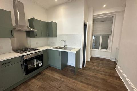 Studio to rent, Lipson Road/Alexandra Road Plymouth:  Large self contained studio flat for single person