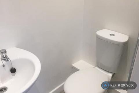 1 bedroom in a house share to rent, Grimshaw Lane, Manchester, M24