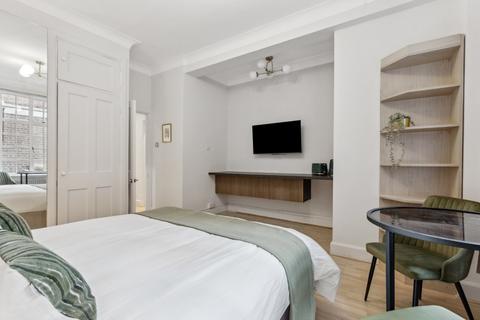Studio to rent, Hallam Street, London W1W