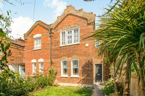 Victoria Road, Mortlake, London, SW14