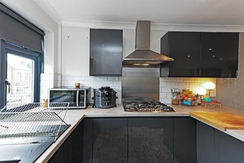 3 bedroom terraced house to rent, High Street, Morley, LS27