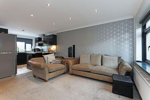 3 bedroom terraced house to rent, High Street, Morley, LS27
