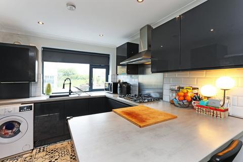 3 bedroom terraced house to rent, High Street, Morley, LS27