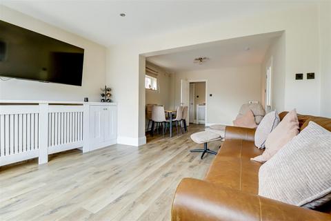 2 bedroom flat for sale, Thundersley Park Road, Benfleet SS7