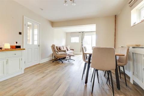 2 bedroom flat for sale, Thundersley Park Road, Benfleet SS7