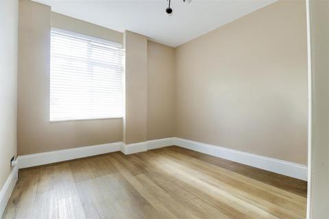 2 bedroom flat for sale, Thundersley Park Road, Benfleet SS7
