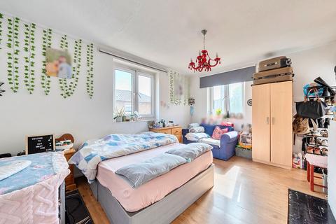 2 bedroom flat for sale, Brunel Road, London, SE16