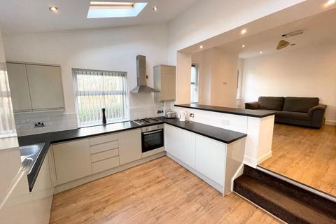 4 bedroom end of terrace house to rent, Storths Road, Huddersfield, West Yorkshire, UK, HD2