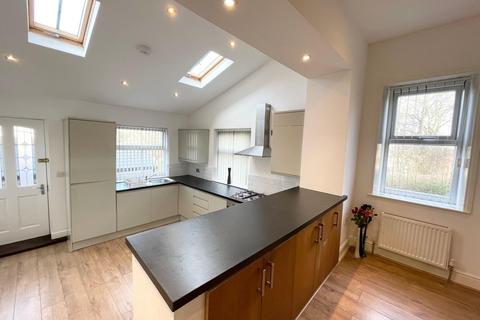 4 bedroom end of terrace house to rent, Storths Road, Huddersfield, West Yorkshire, UK, HD2