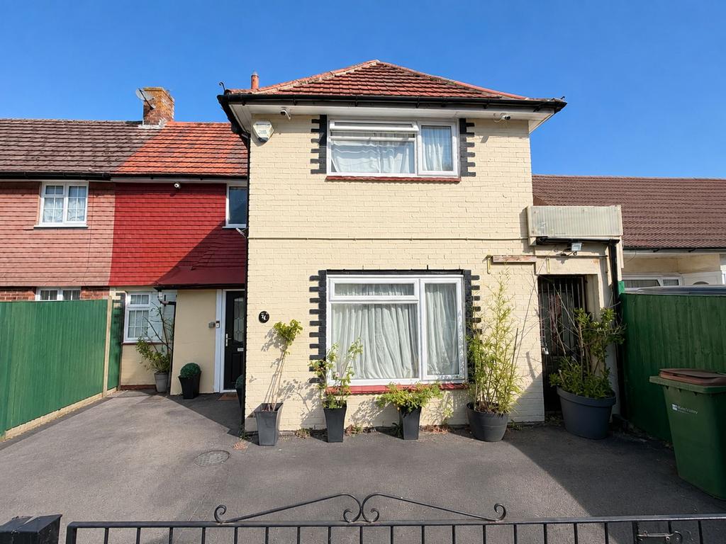 Detached house exterior, driveway