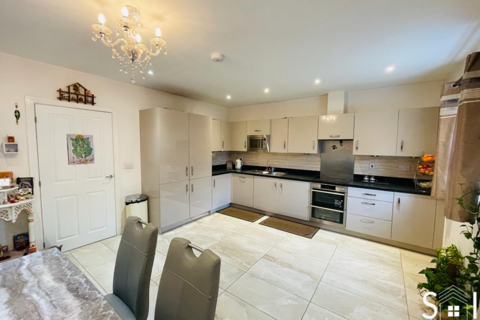 3 bedroom terraced house to rent, Foxglove Close, West Drayton, UB7 9GA