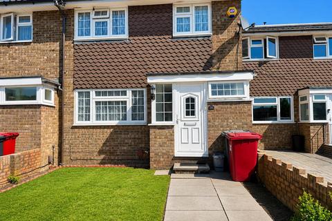 3 bedroom terraced house to rent, Griffin Close, Slough