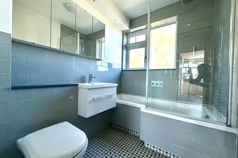 2 bedroom flat for sale, Tolworth Rise South, Surbiton, Surrey. KT5 9NN